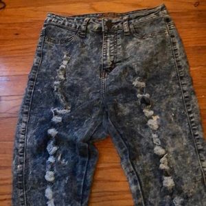 High wasted blue jeans .